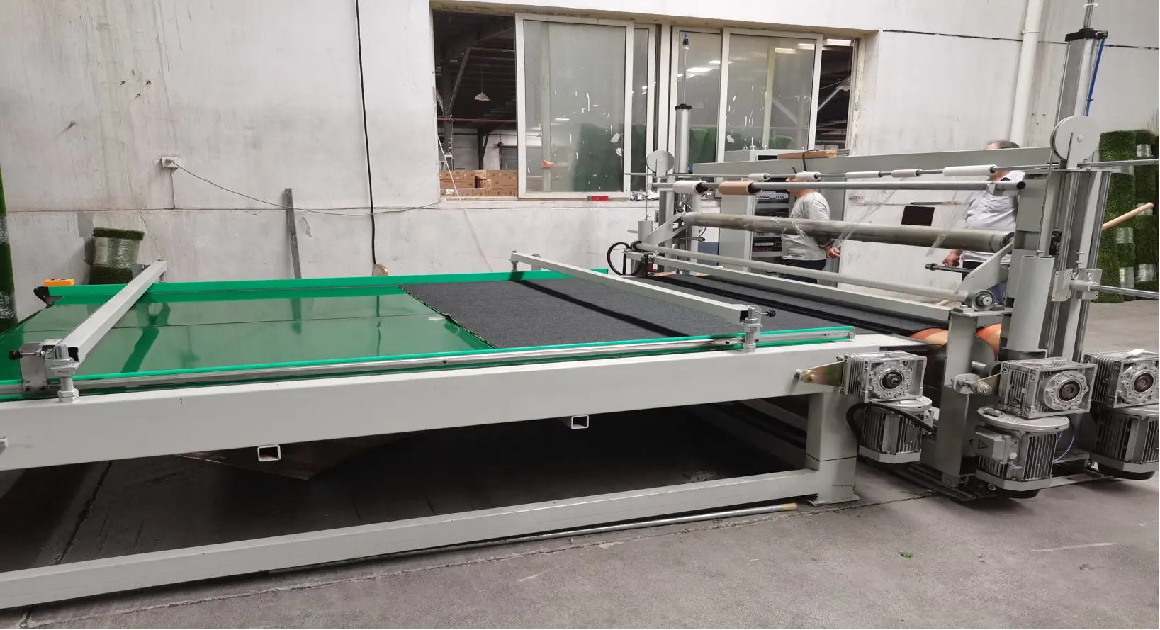 Victurf a lancé une machine d'enroulement de gazon artificiel
entièrement automatique.